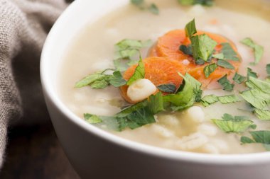 Arpa çorbası, beyaz kasede inci arpa.