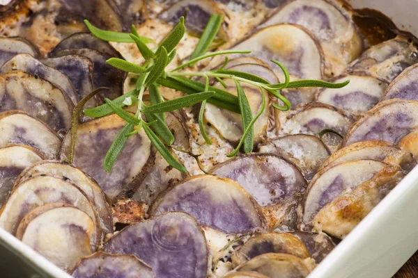 Violet aardappelgratin met room en rozemarijn — Stockfoto