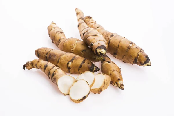 Carciofi crudi interi di Gerusalemme su fondo bianco — Foto Stock