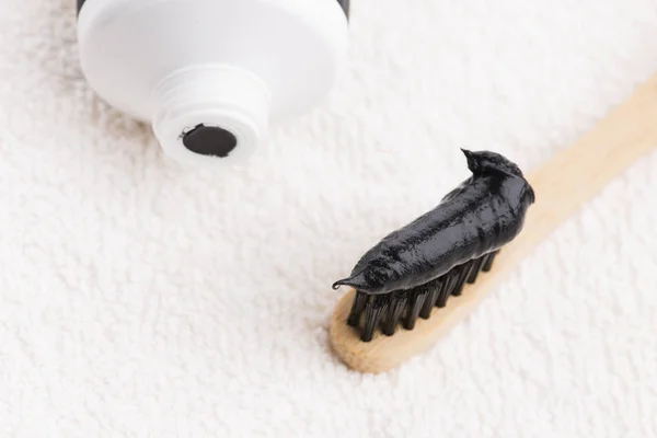 Brosse à dents avec dentifrice charbon noir — Photo