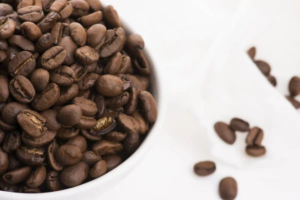 Cuenco de granos de café sobre un fondo blanco —  Fotos de Stock