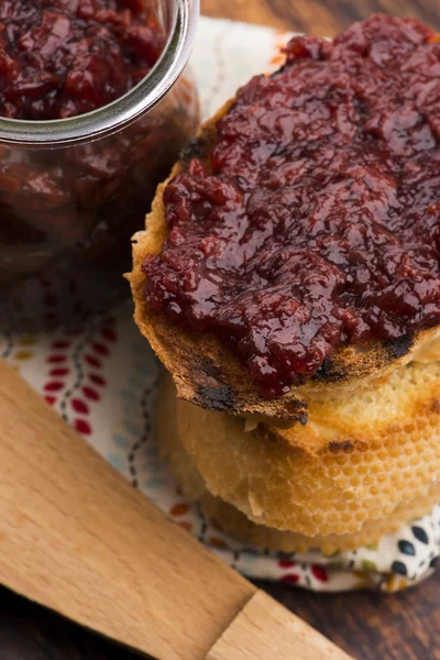 Brot mit Kirschmarmelade — Stockfoto