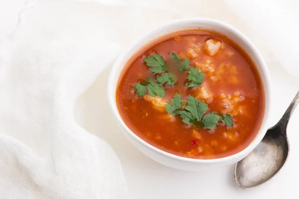 Soupe de tomates au riz décorée de persil — Photo