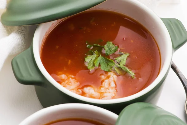 Soupe de tomates au riz décorée de persil — Photo