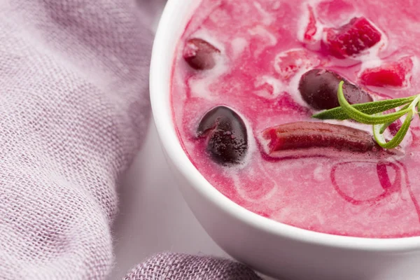 Soupe de betteraves à la racine européenne appelée bortsch au persil — Photo