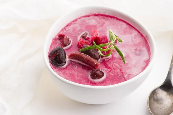 Zuppa europea di barbabietole chiamata borscht con prezzemolo — Foto Stock