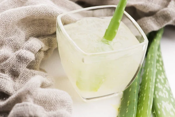 Verrerie au jus et feuilles d'aloe vera frais — Photo