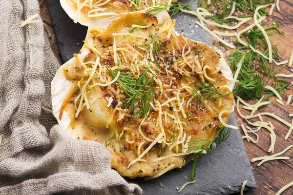 Baked scallops with cheese and spicy sauce. Delicate is a real p — Stock Photo, Image