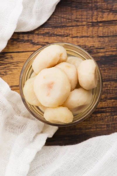 Castañas de agua peladas, sabrosos ingredientes para una comida china — Foto de Stock