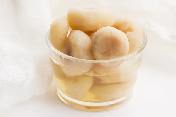 Castañas de agua peladas, sabrosos ingredientes para una comida china — Foto de Stock