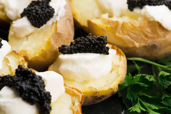 Pommes de terre cuites au four avec fromage à la crème épicée et caviar — Photo