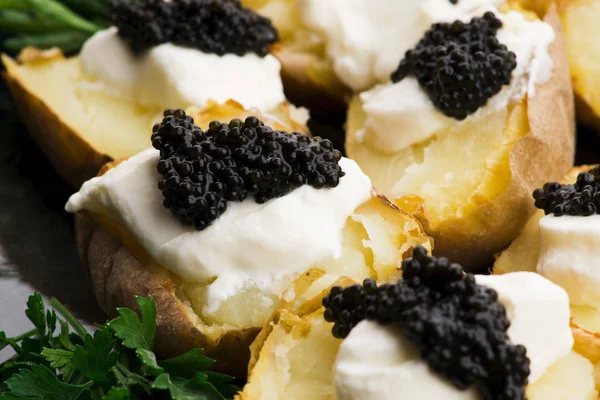 Pommes de terre cuites au four avec fromage à la crème épicée et caviar — Photo