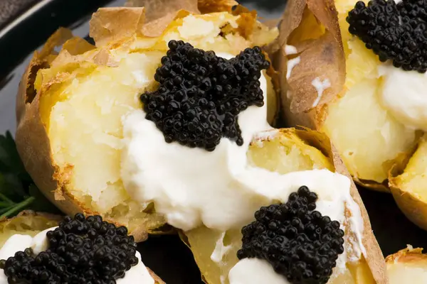 Pommes de terre cuites au four avec fromage à la crème épicée et caviar — Photo