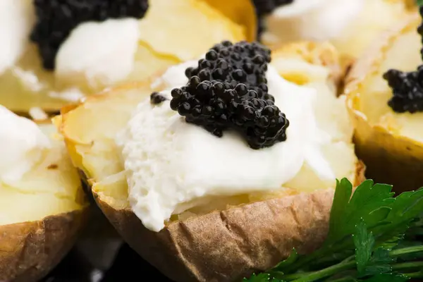 Pommes de terre cuites au four avec fromage à la crème épicée et caviar — Photo