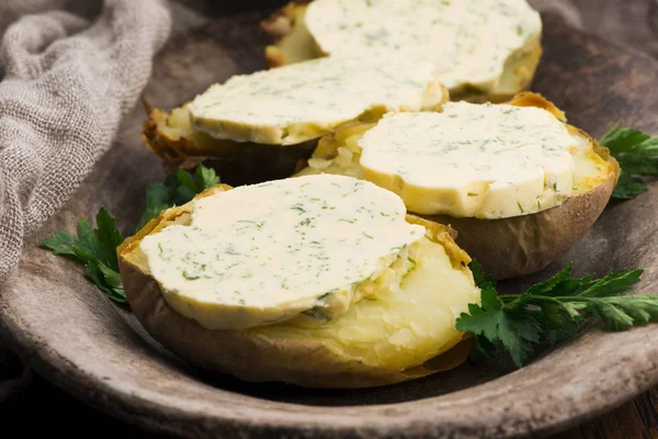 Gebakken aardappelen met kruiden boter — Stockfoto