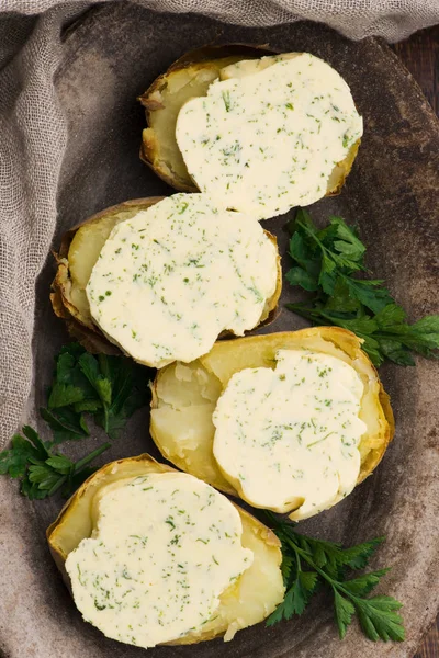 Batatas assadas com manteiga de ervas — Fotografia de Stock
