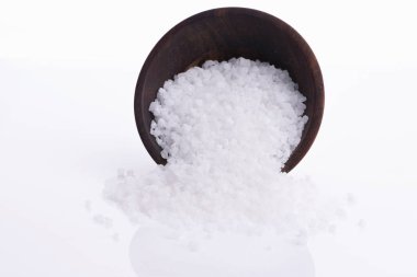 Beyaz arkaplan ile kaşıkta tuz