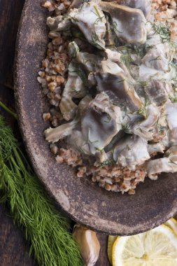 Hindili mideler, sebzeler ve karabuğday kasesi.