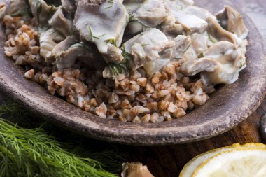 Hindili mideler, sebzeler ve karabuğday kasesi.