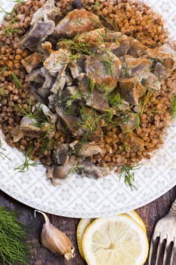 Hindili mideler, sebzeler ve karabuğday kasesi.