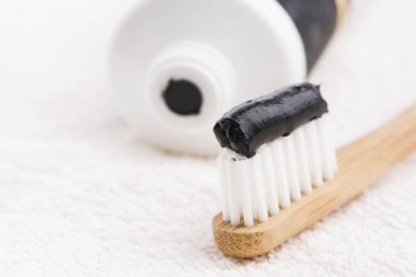 Siyah kömür diş macunlu diş fırçası