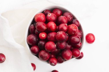 Beyaz arka planda seramik kase kızılcık.