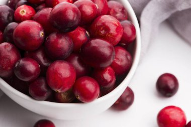 Beyaz arka planda seramik kase kızılcık.