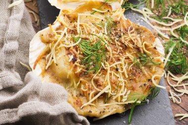 Peynirli ve baharatlı soslu fırında istiridye. Hassas gerçek bir p