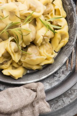 eti köfte - Rusya mantı plaka haşlanmış.