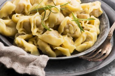 eti köfte - Rusya mantı plaka haşlanmış.