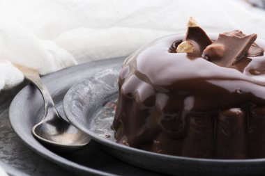 Tabakta çikolata soslu çikolatalı puding.