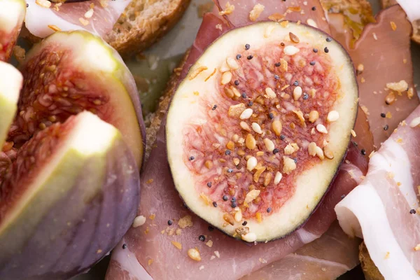 Panino con prosciutto, fico e olio d'oliva — Foto Stock