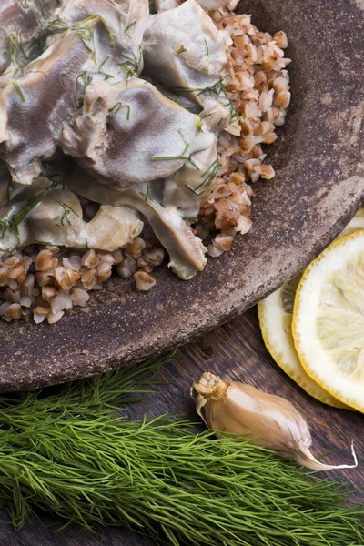 Stomaco di tacchino stufato con verdure e grano saraceno in una ciotola — Foto Stock