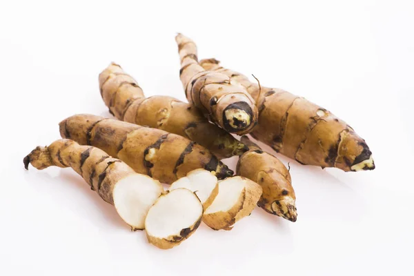 Carciofi crudi interi di Gerusalemme su fondo bianco — Foto Stock