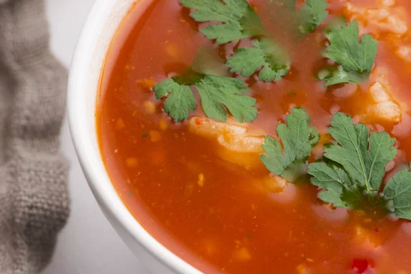 Soupe de tomates au riz décorée de persil — Photo