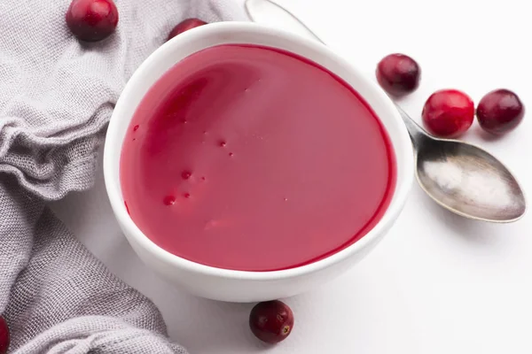 Tigela de Geleia com Cranberry em um fundo branco — Fotografia de Stock