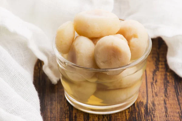 Castañas de agua peladas, sabrosos ingredientes para una comida china — Foto de Stock