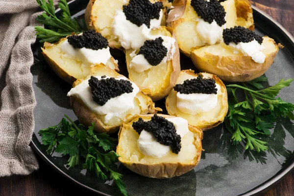 Batata assada com creme de queijo picado e caviar — Fotografia de Stock