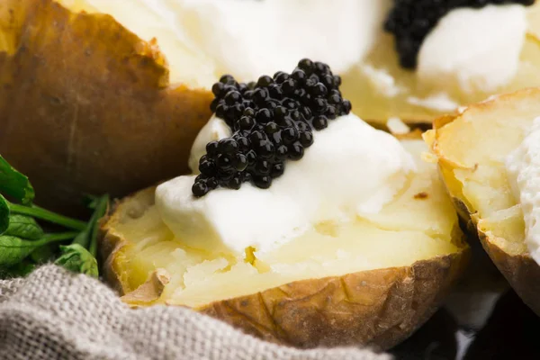 Pommes de terre cuites au four avec fromage à la crème épicée et caviar — Photo