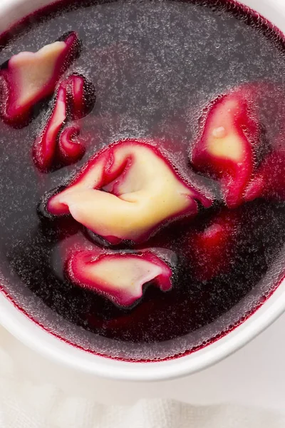 Minestra di barbabietola di Natale, borscht con piccoli gnocchi con fungo — Foto Stock