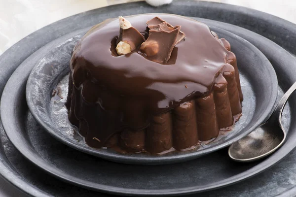 Pudim de chocolate com molho de chocolate em um prato — Fotografia de Stock