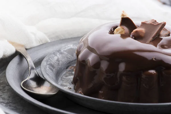 Шоколадный пудинг с шоколадной заправкой на тарелке — стоковое фото