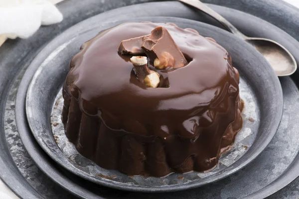 Pudding czekoladowy z czekoladowym sosem na talerzu — Zdjęcie stockowe