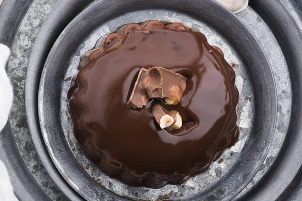 Čokoládový pudink s čokoládovým dresinkem na talíři — Stock fotografie