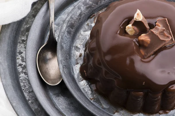 巧克力布丁和巧克力调料在盘子里 — 图库照片