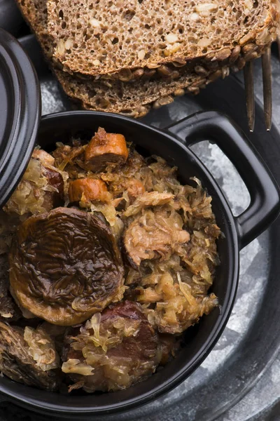 Traditionele Poolse zuurkool (bigos) met paddestoelen en pruimen f — Stockfoto