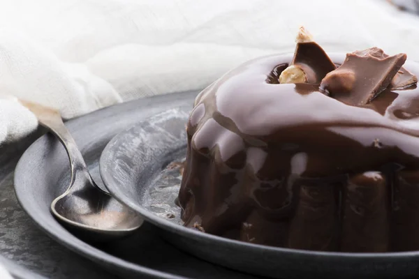 Budín de chocolate con aderezo de chocolate en un plato Imagen De Stock