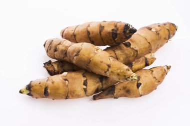 Beyaz arka planda bütün Kudüs enginarları