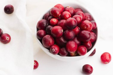 Beyaz arka planda seramik kase kızılcık.