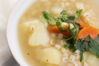 Arpa çorbası, beyaz kasede inci arpa.